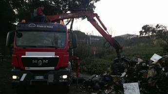 Roma, Ama bonifica discarica in via De Vitis e rimuove 40 tonnellate di rifiuti Roma, Ama bonifica discarica in via De Vitis e rimuove 40 tonnellate di rifiuti